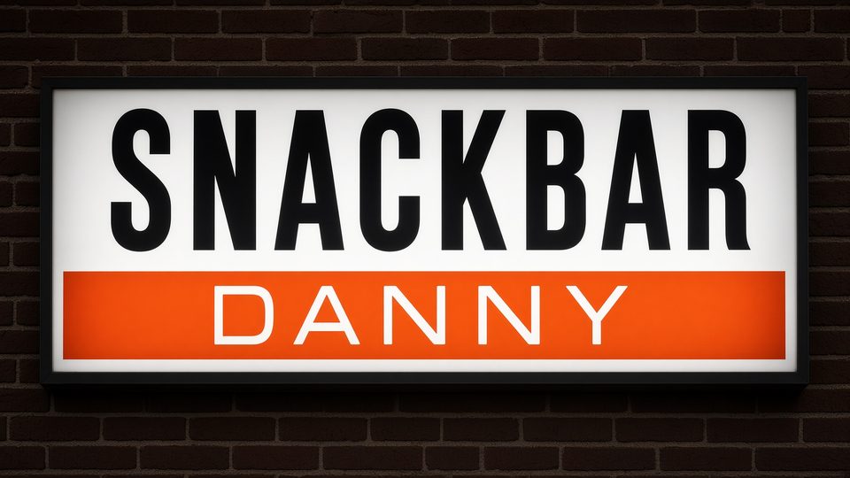 Lichtbak van Snackbar Danny aan de Kennemerstraatweg in Alkmaar: SNACKBAR in zwart op wit, DANNY in wit op oranje