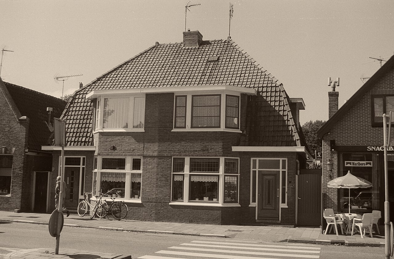 Gevel van Snackbar Danny aan de Kennemerstraatweg, archieffoto 1988